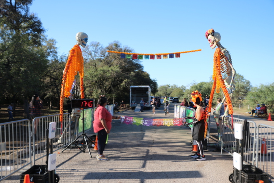View 2025 Día de los Muertos - Finish line in new tab